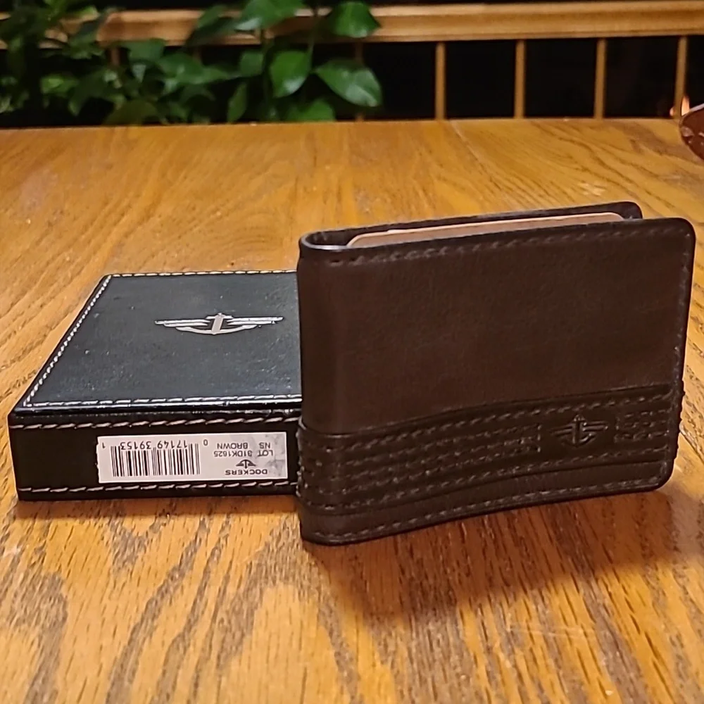 Dockers Slim Men's Briwn Wallet NIB